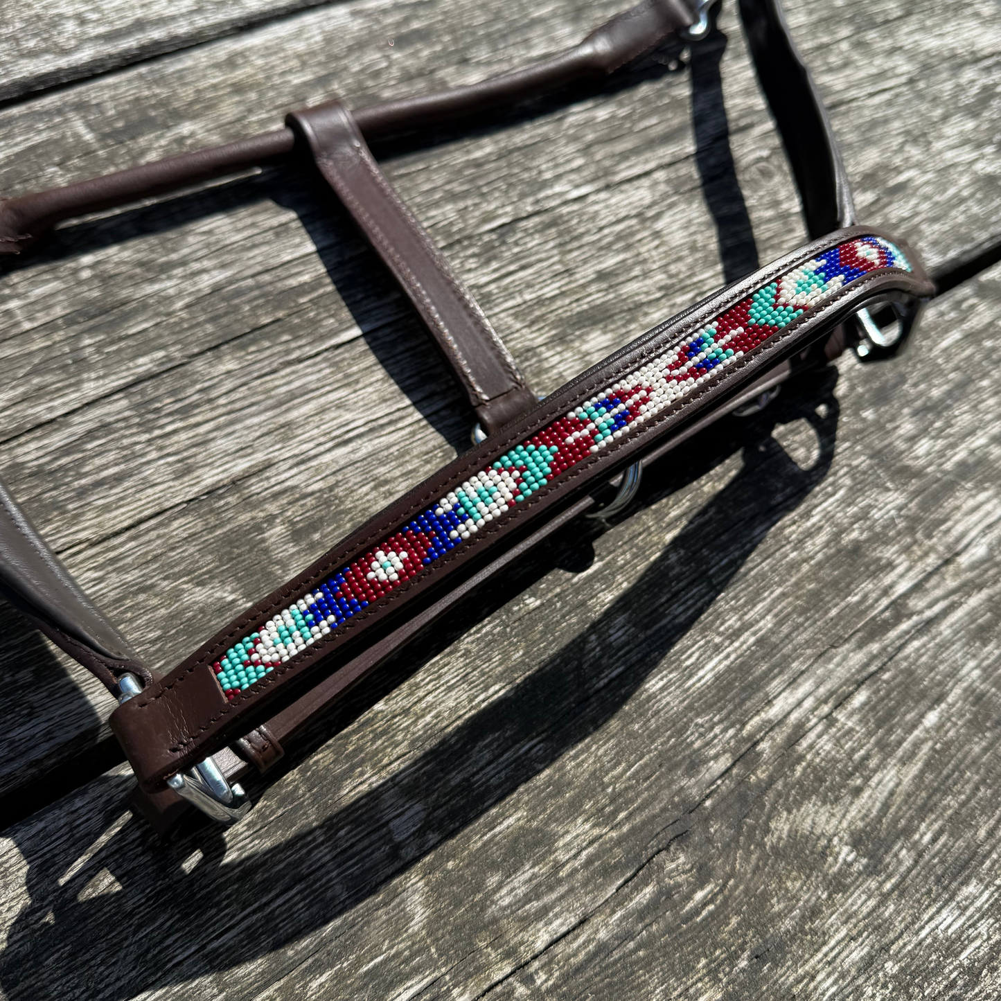 FMH - Licol en cuir cognac avec perles ‘Beaded Bronco Bluey’ bleu/turquoise/blanc