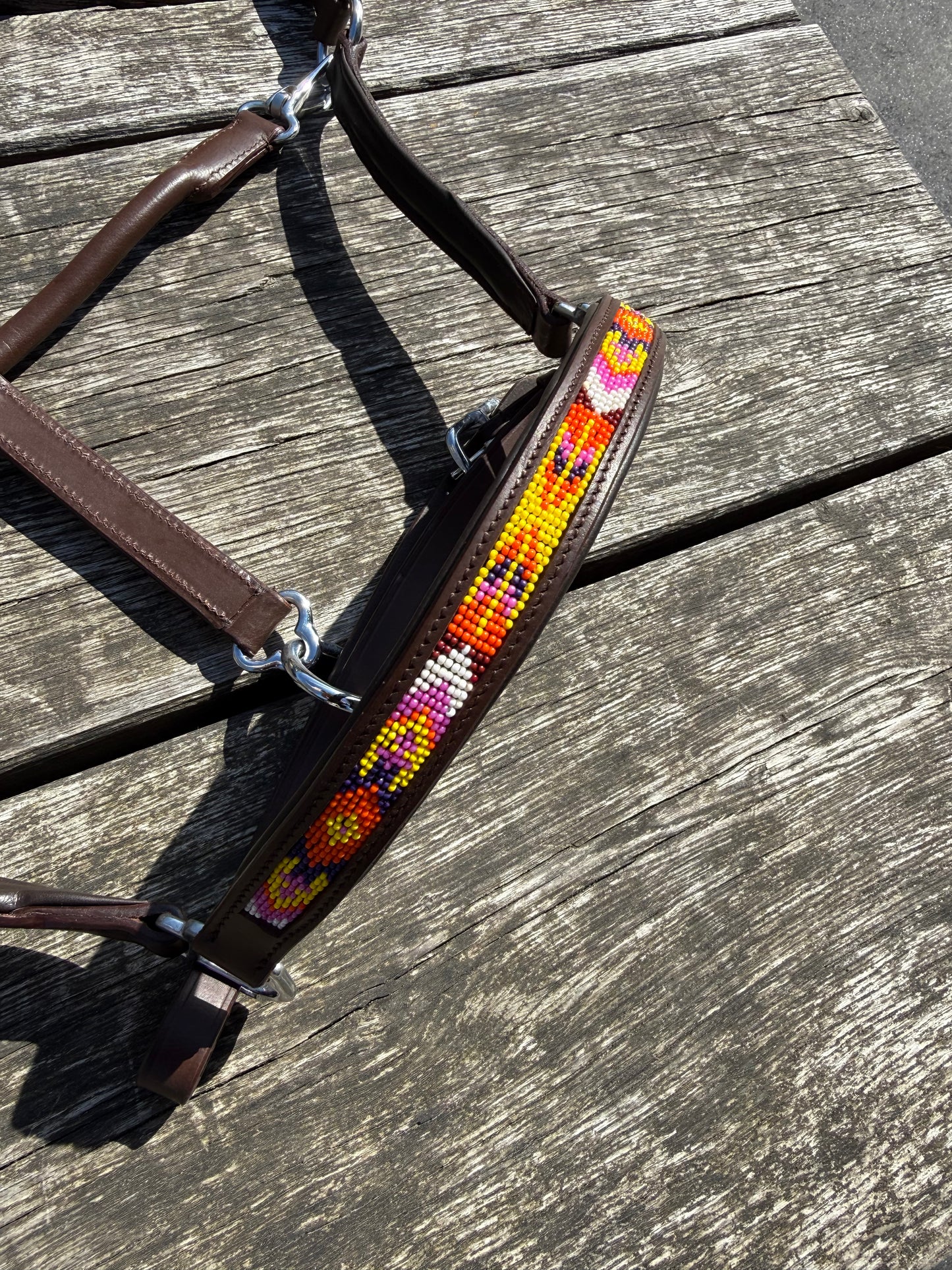 FMH - Licol en cuir cognac avec perles ‘Beaded Bronco Sunset’ jaune/orange/violet