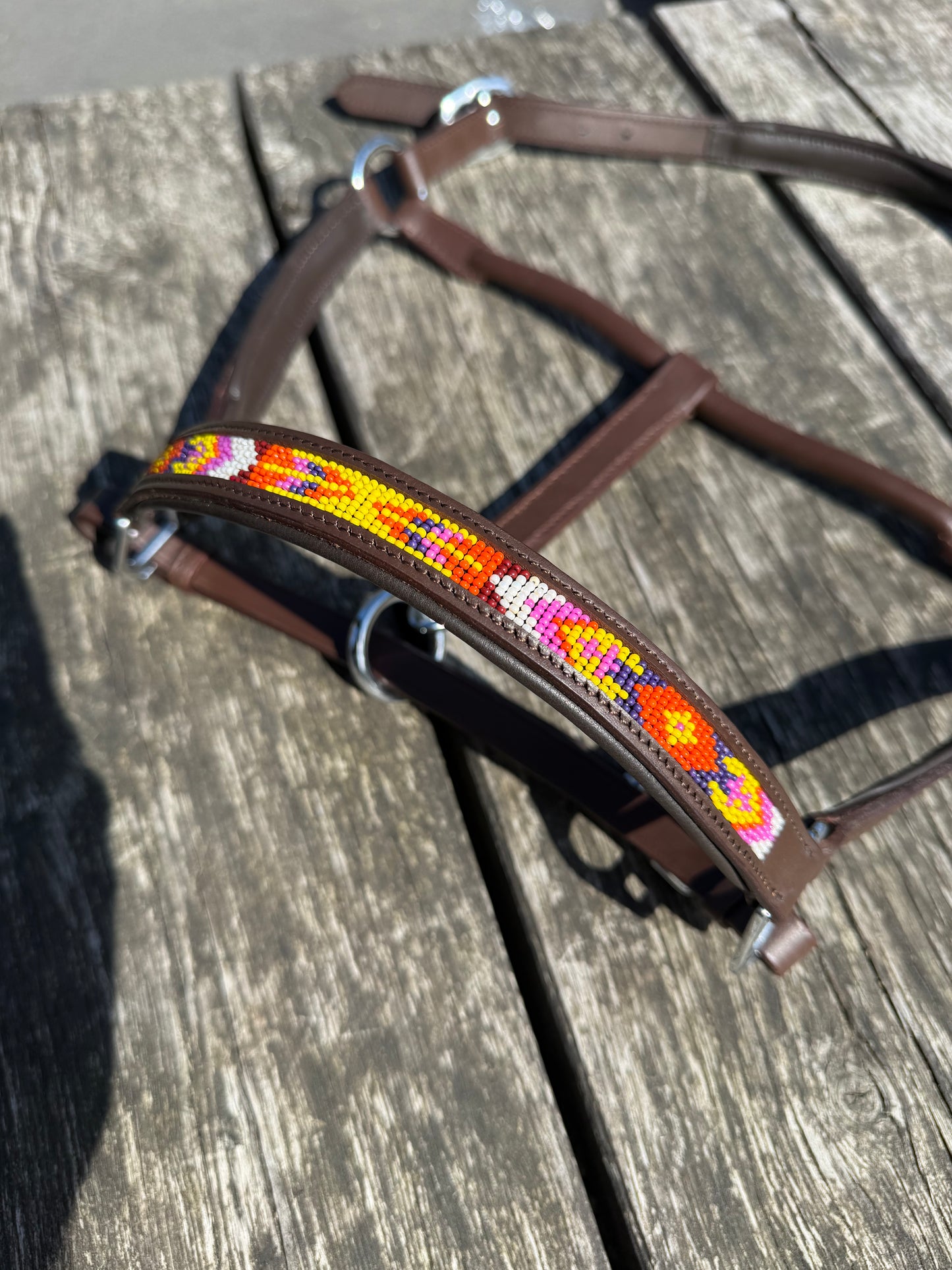 FMH - Licol en cuir cognac avec perles ‘Beaded Bronco Sunset’ jaune/orange/violet