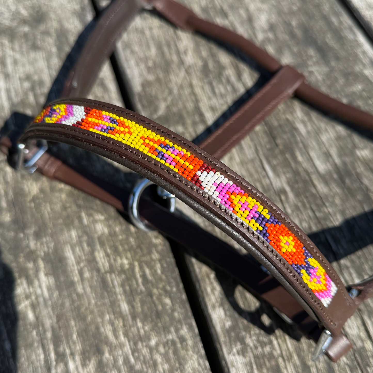 FMH - Licol en cuir cognac avec perles ‘Beaded Bronco Sunset’ jaune/orange/violet