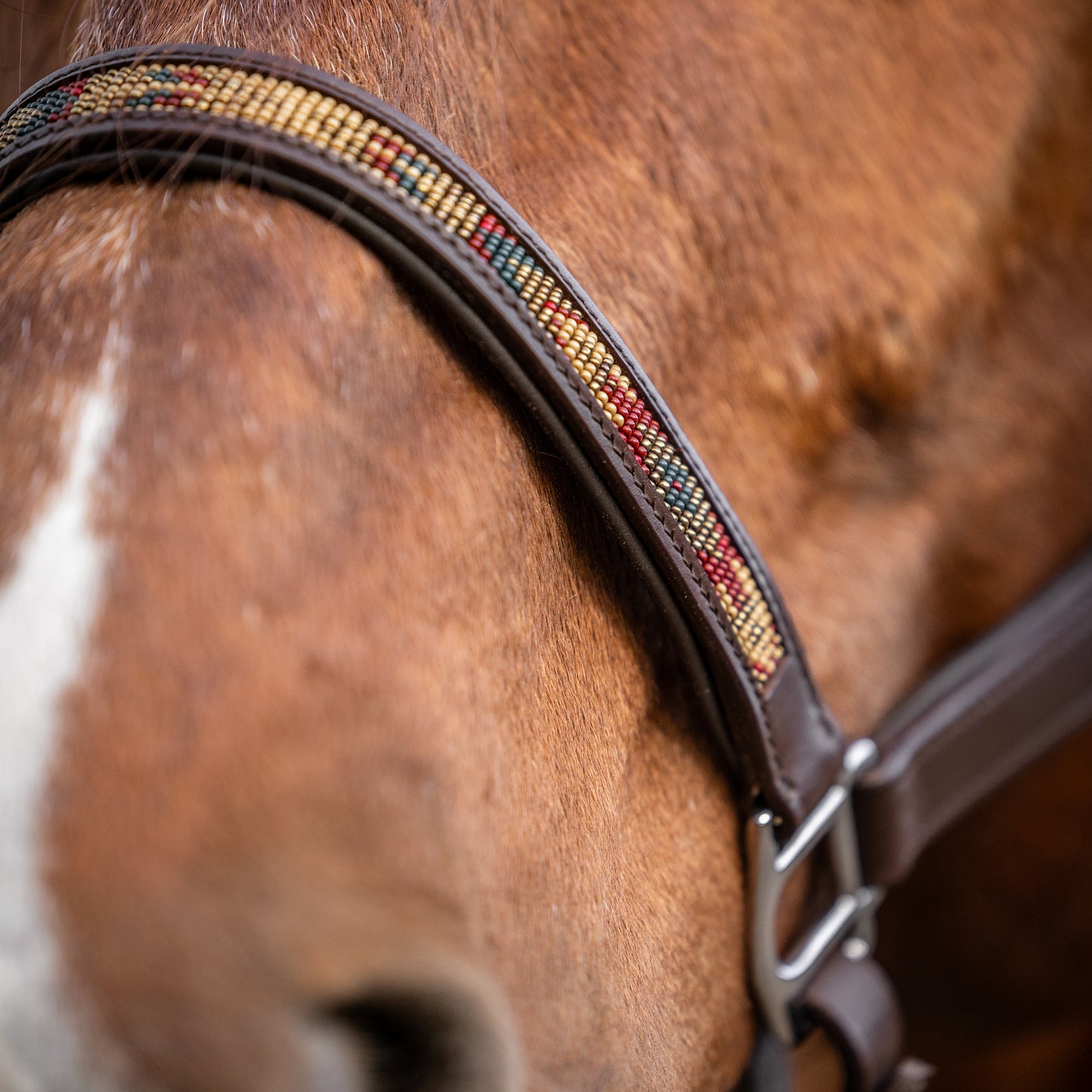 FMH – Cognacfarbener Lederhalfter mit Perlen „Beaded Bronco Nature“ Camel/Gold/Emerald