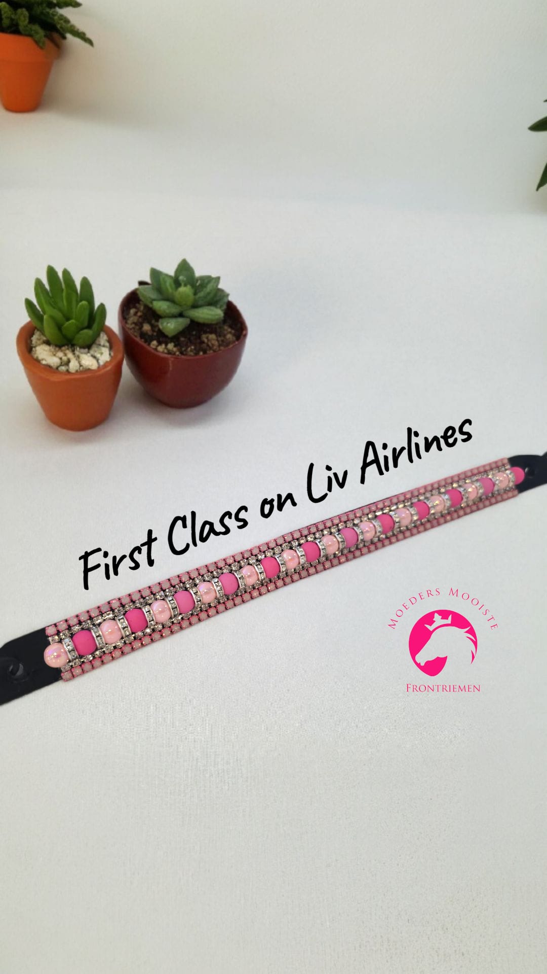 Moeders Mooiste Frontriemen - Deluxe Zadelsieraad “First Class on Liv Airlines” Z/H