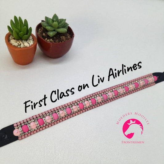 Moeders Mooiste Frontriemen - Deluxe Zadelsieraad “First Class on Liv Airlines” Z/H