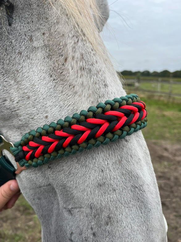 Handgemaakte paardenhalsters - Geknoopt halster ‘Fendt Power’ Groen/rood/zwart