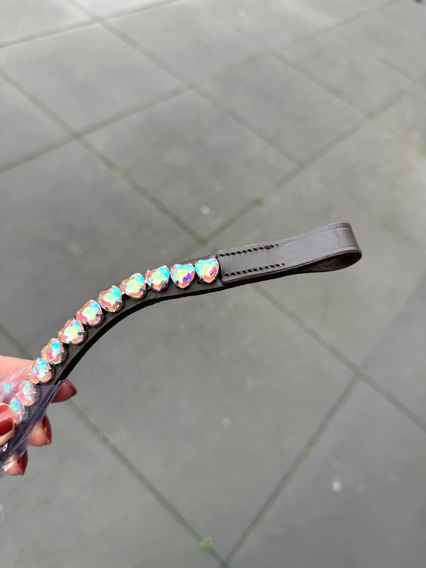 FMH - Sprankelende frontriem ‘Lovehearts’ Wave met 8mm steentjes in hartvorm (div. kleuren)