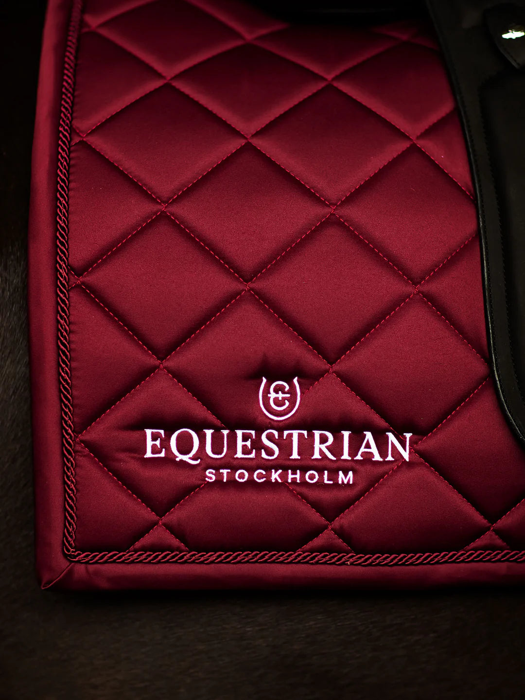 Equestrian Stockholm - Collection Line - Tapis de dressage Bordeaux