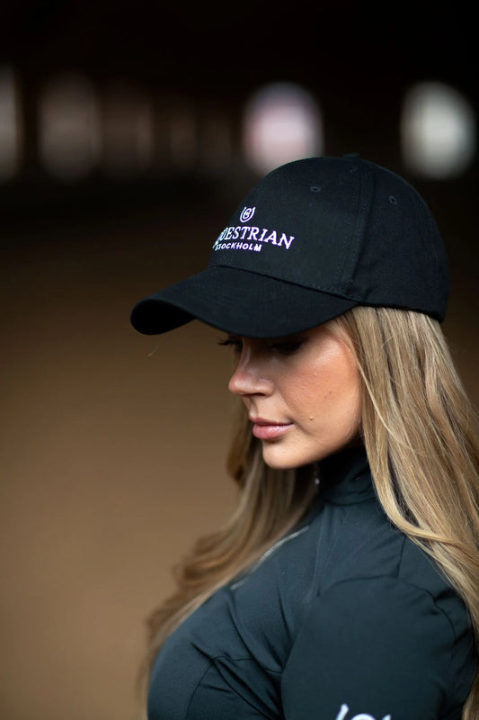 Equestrian Stockholm - Colección Core - Gorra negra y blanca