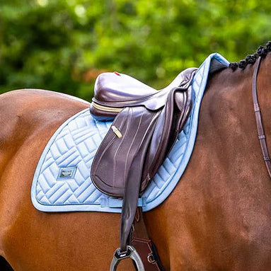 Equestrian Stockholm - SS26 Midsummer Blue - Mantilla de silla de salto moderna