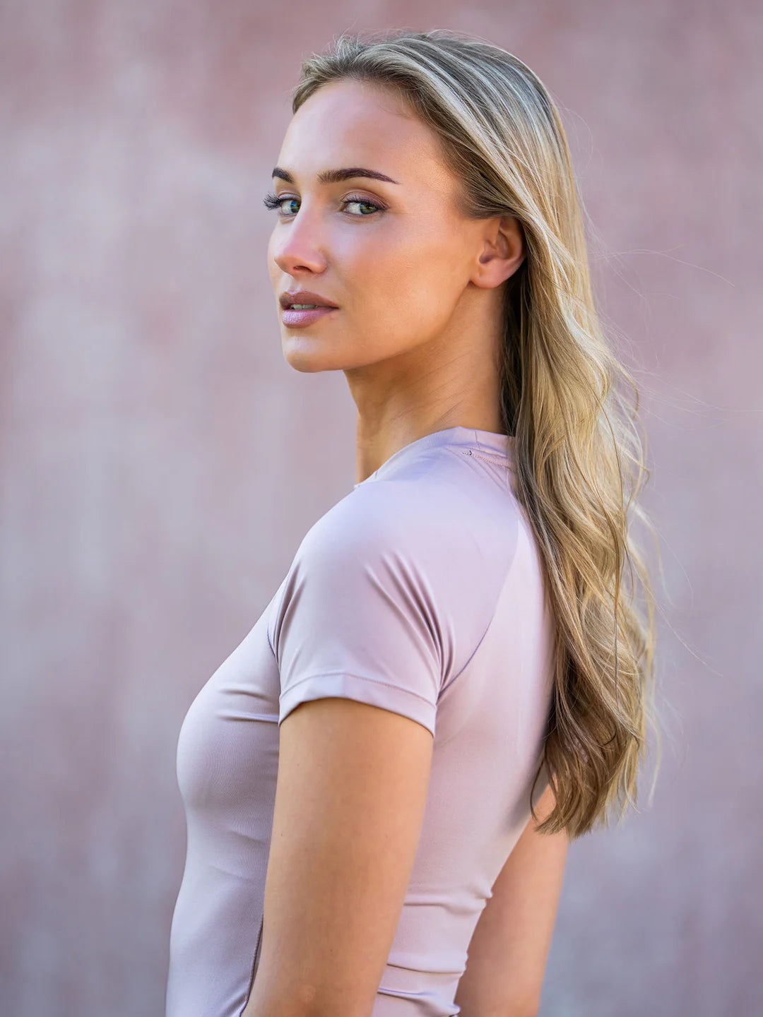 Equestrian Stockholm - SS26 Midsummer Blush - Camiseta de capa base dinámica de manga corta para montar