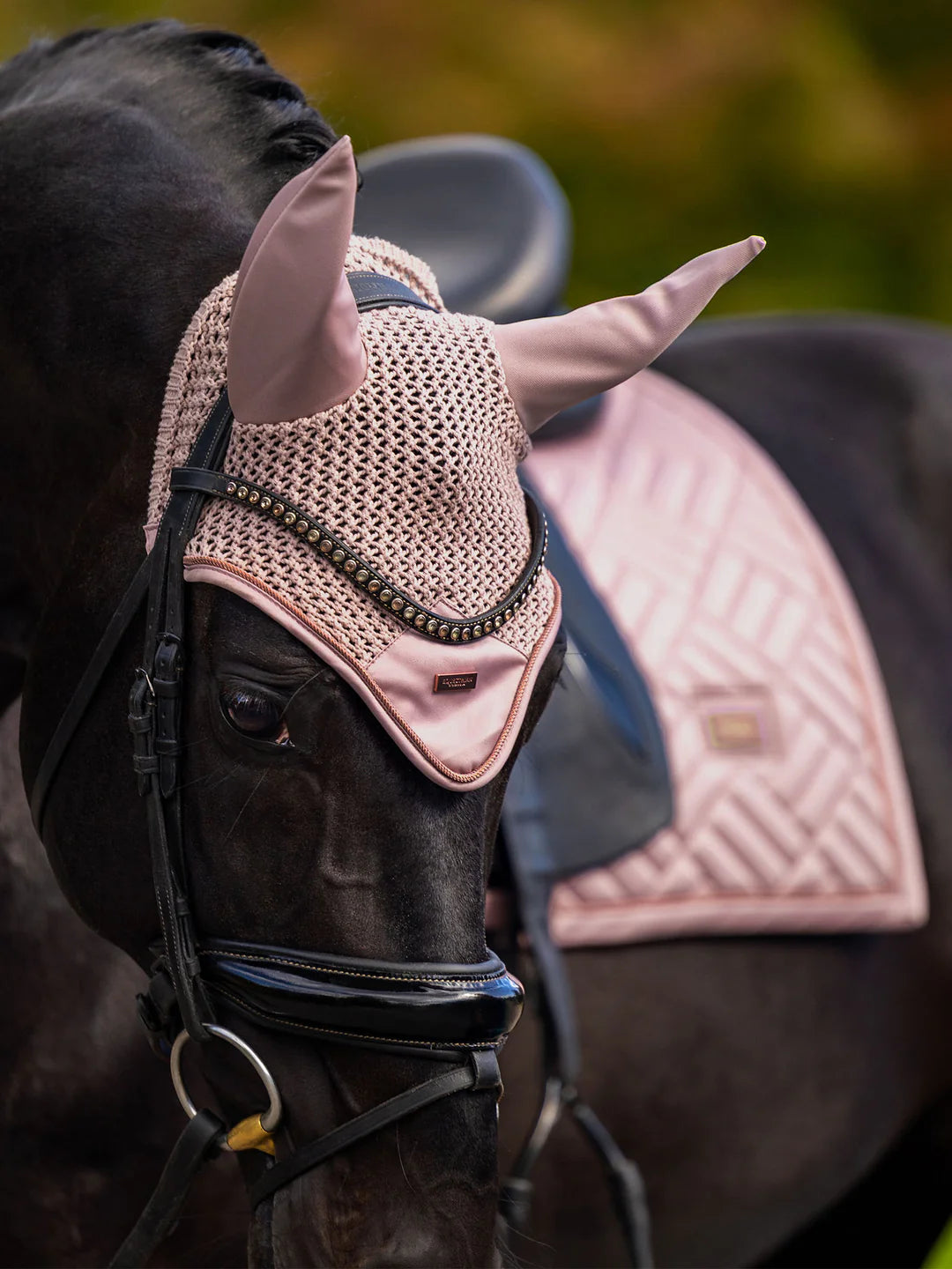 Equestrian Stockholm - SS26 Midsummer Blush - Fliegenohren Modern Fliegenmütze