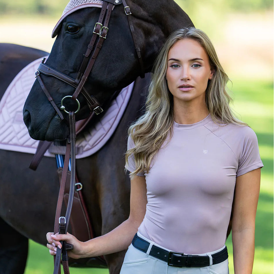 Equestrian Stockholm - SS26 Midsummer Blush - Camiseta de capa base dinámica de manga corta para montar