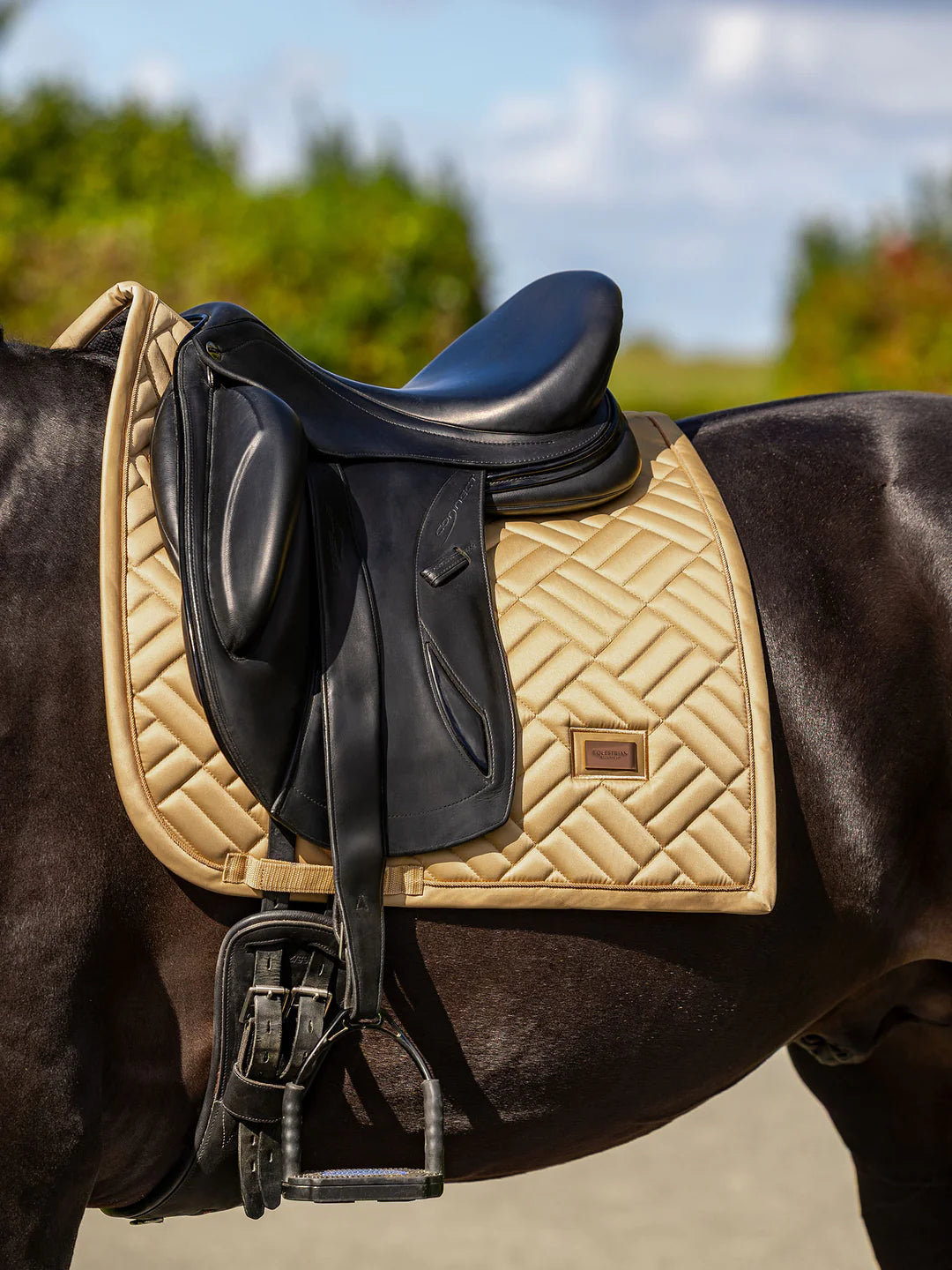 Equestrian Stockholm - SS26 Midsummer Glow - Tapis de selle de dressage Modern dressuurzadeldek