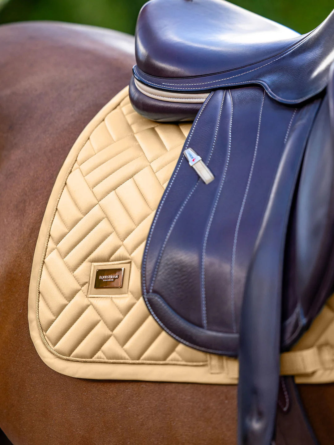 Equestrian Stockholm - SS26 Midsummer Glow - Mantilla de silla de salto moderna
