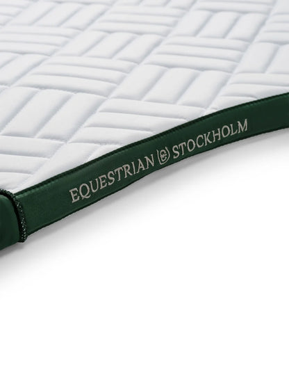Equestrian Stockholm - FW26 White Sycamore Green - Jump Saddle Pad Modern springzadeldek