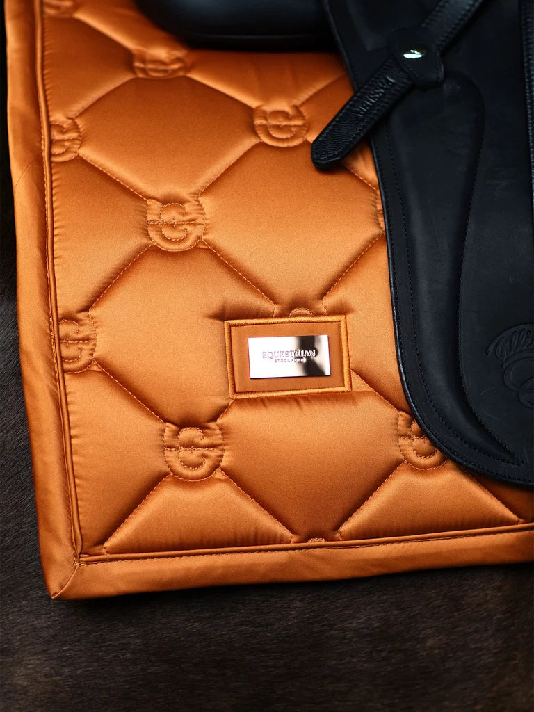 Equestrian Stockholm - FW26 Chestnut - Dressage Saddle Pad Satin dressuurzadeldek