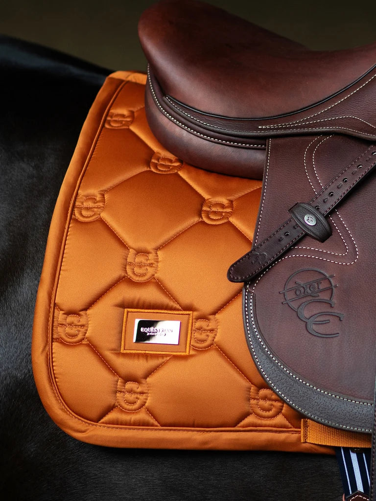 Equestrian Stockholm - FW26 Chestnut - Jump Saddle Pad Satin springzadeldek