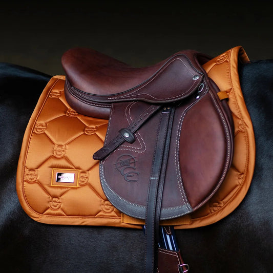 Equestrian Stockholm - FW26 Chestnut - Jump Saddle Pad Satin springzadeldek