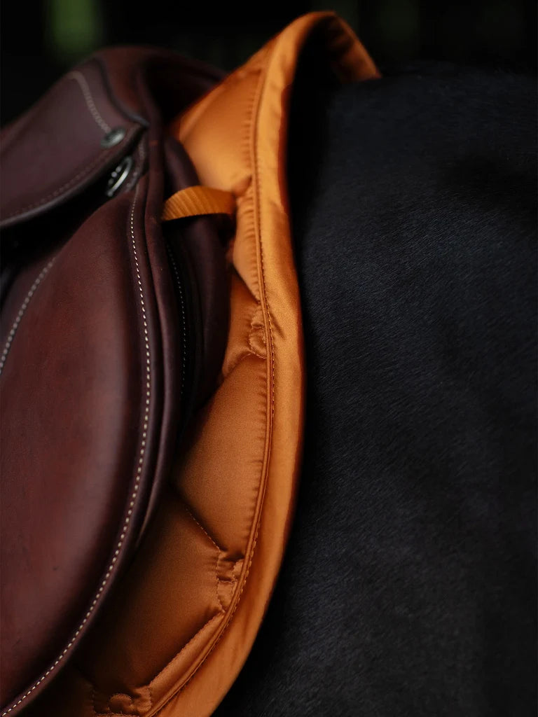 Equestrian Stockholm - FW26 Chestnut - Jump Saddle Pad Satin springzadeldek