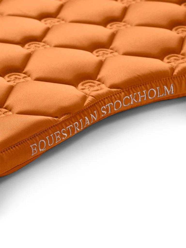 Equestrian Stockholm - FW26 Chestnut - Jump Saddle Pad Satin springzadeldek
