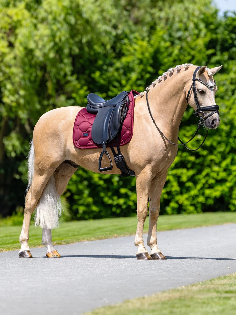 Equestrian Stockholm - FW26 Merlot - Dressage Saddle Pad Satin dressuurzadeldek