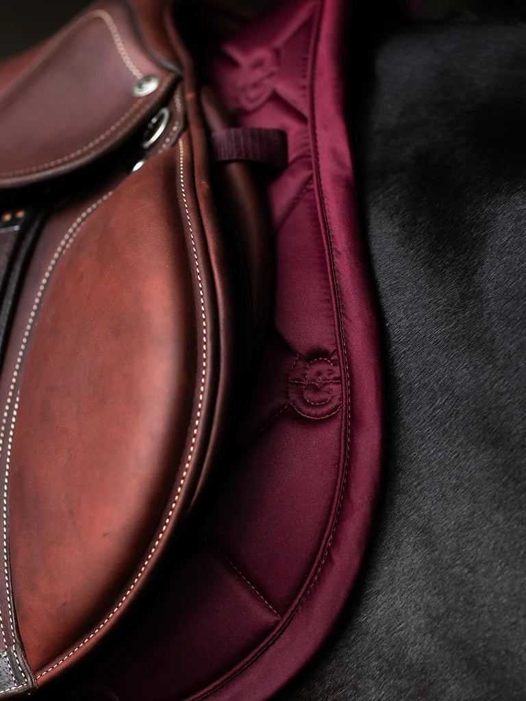 Equestrian Stockholm - FW26 Merlot - Jump Saddle Pad Satin springzadeldek