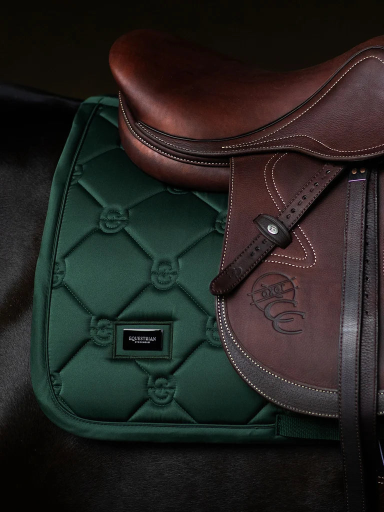 Equestrian Stockholm - FW26 Sycamore Green - Jump Saddle Pad Satin springzadeldek