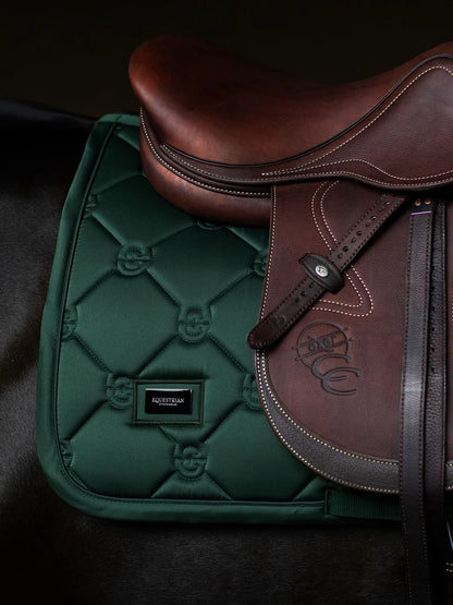 Equestrian Stockholm - FW26 Sycamore Green - Jump Saddle Pad Satin springzadeldek