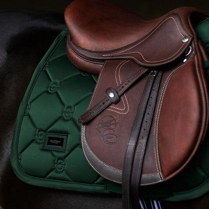 Equestrian Stockholm - FW26 Sycamore Green - Jump Saddle Pad Satin springzadeldek
