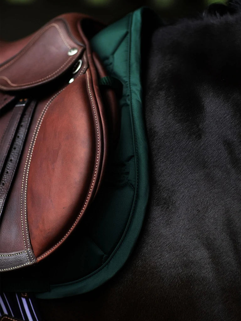 Equestrian Stockholm - FW26 Sycamore Green - Jump Saddle Pad Satin springzadeldek