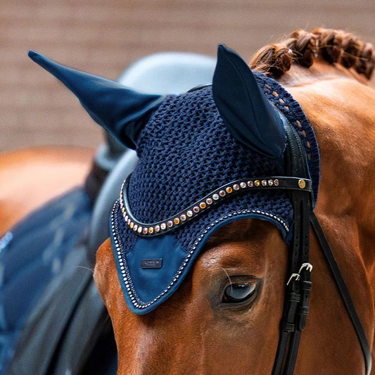 Equestrian Stockholm - FW26 Blue Meadow - Crystal Modern Ear Bonnet oornetje