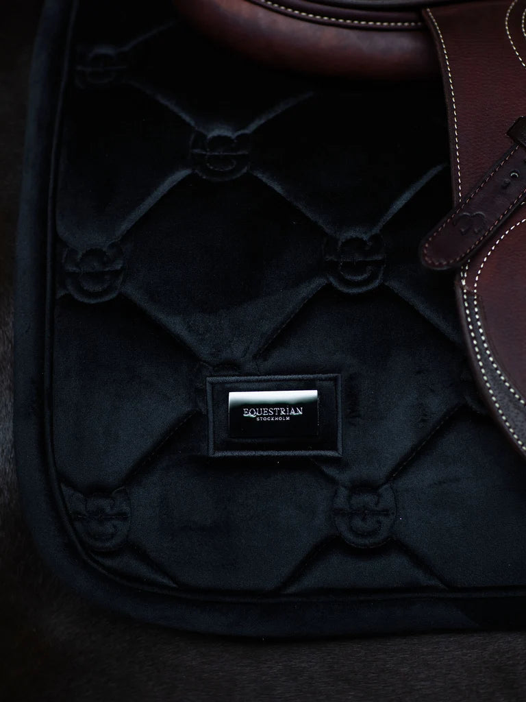 Equestrian Stockholm - FW26 Black - Jump Saddle Pad Velvet springzadeldek