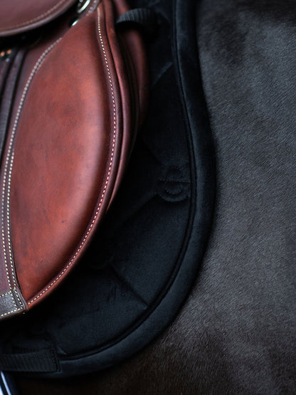 Equestrian Stockholm - FW26 Black - Jump Saddle Pad Velvet springzadeldek