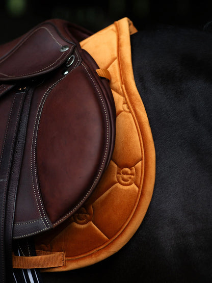 Equestrian Stockholm - FW26 Chestnut - Jump Saddle Pad Velvet springzadeldek