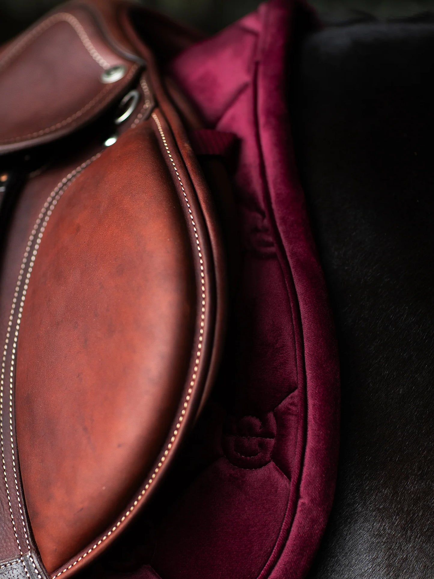 Equestrian Stockholm - FW26 Merlot - Jump Saddle Pad Velvet springzadeldek