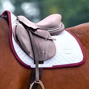 Equestrian Stockholm - FW26 White Merlot - Jump Saddle Pad Modern springzadeldek
