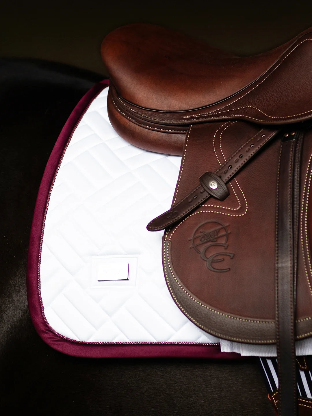 Equestrian Stockholm - FW26 White Merlot - Jump Saddle Pad Modern springzadeldek