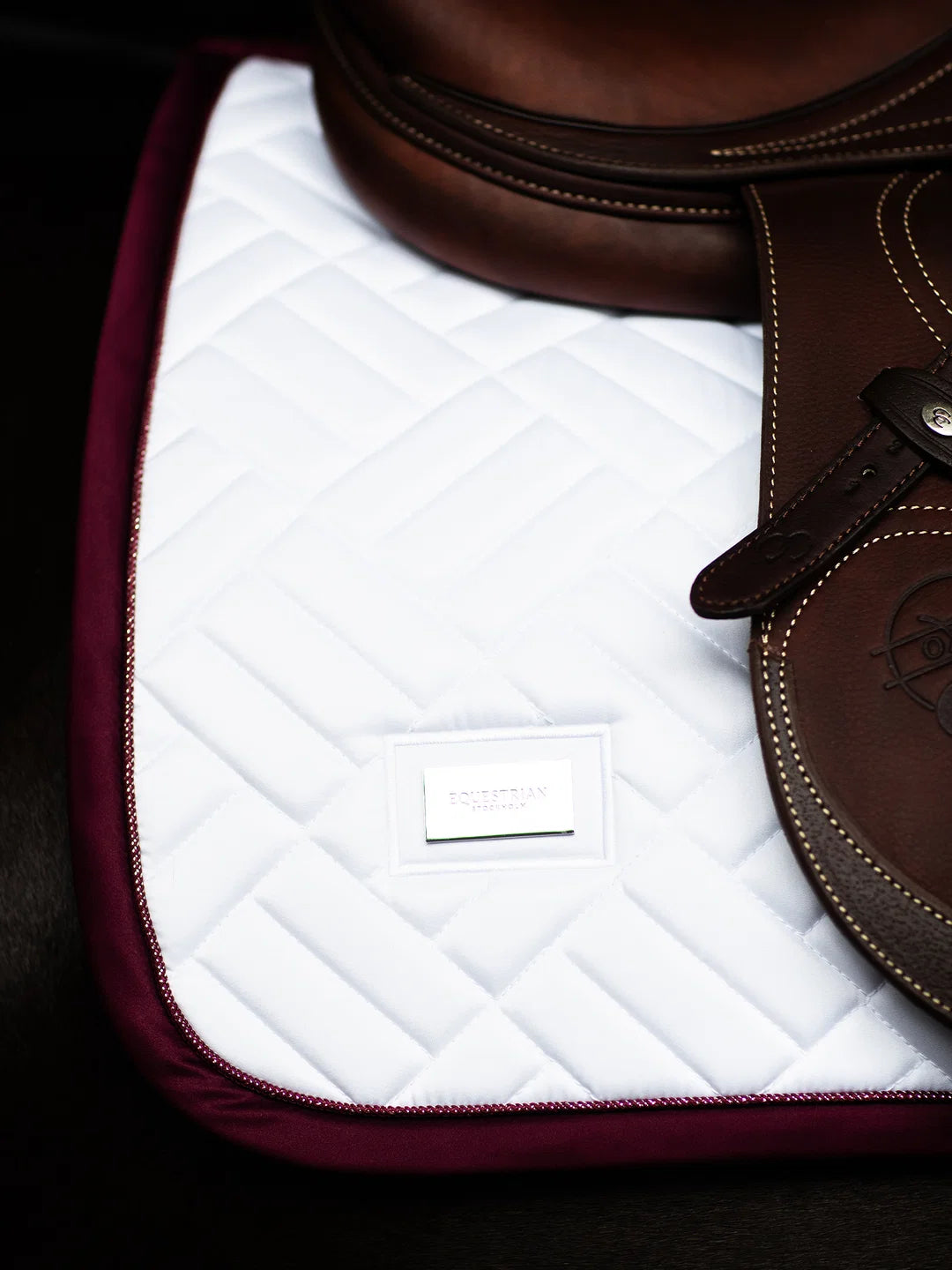 Equestrian Stockholm - FW26 White Merlot - Jump Saddle Pad Modern springzadeldek