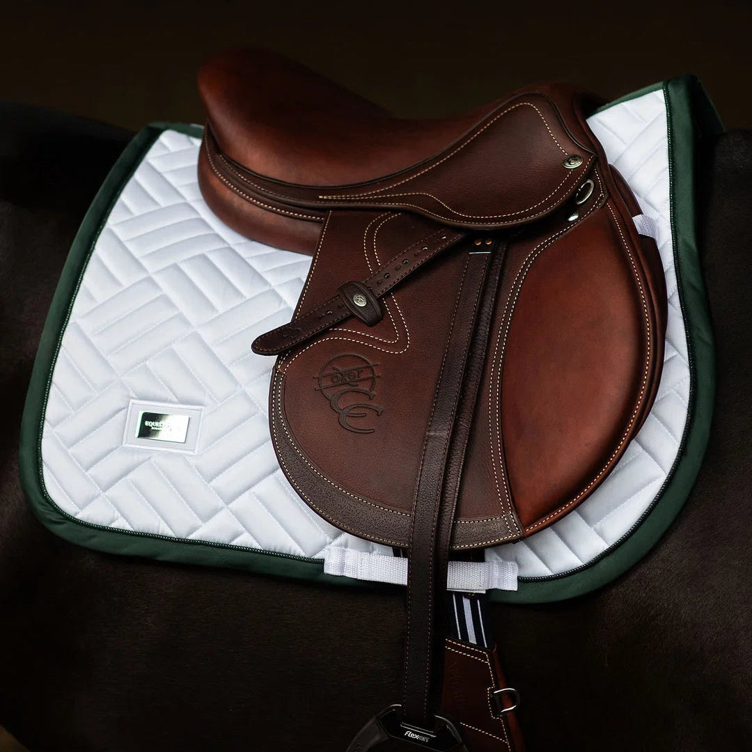 Equestrian Stockholm - FW26 White Sycamore Green - Jump Saddle Pad Modern springzadeldek