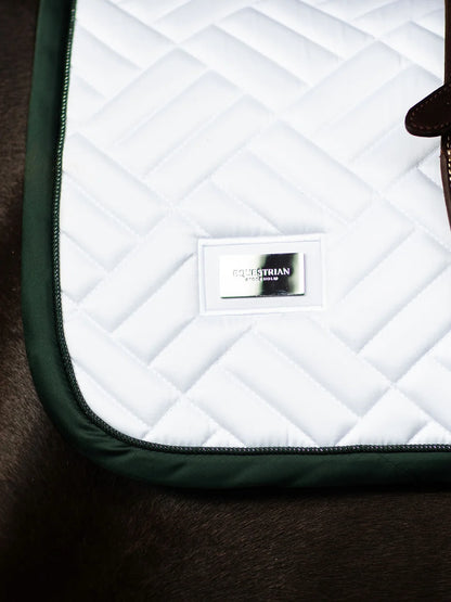 Equestrian Stockholm - FW26 White Sycamore Green - Jump Saddle Pad Modern springzadeldek