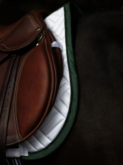 Equestrian Stockholm - FW26 White Sycamore Green - Jump Saddle Pad Modern springzadeldek
