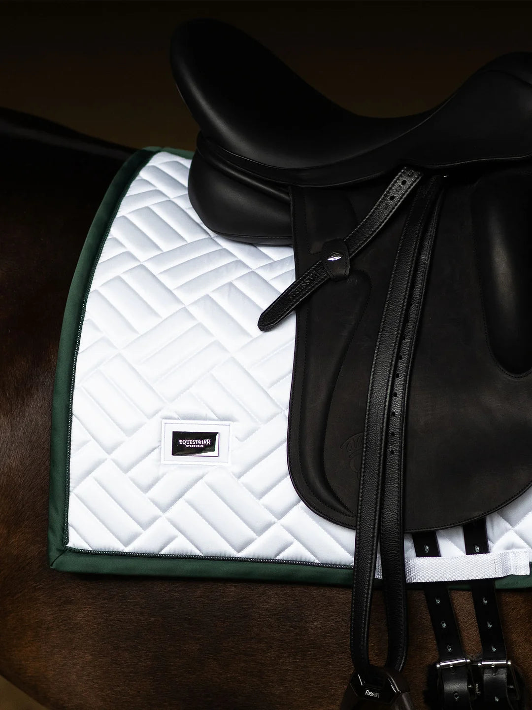 Equestrian Stockholm - FW26 White Sycamore Green - Dressage Saddle Pad Modern dressuurzadeldek