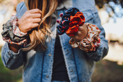 Tirzah Lane - Brünette Cowgirl und Pferd Scrunchie Cowgirl Haaraccessoire
