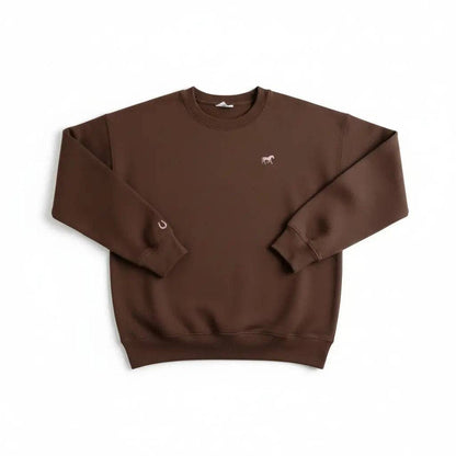 Bridle Up Hope - Kastanje Charme sweater met geborduurd paardje