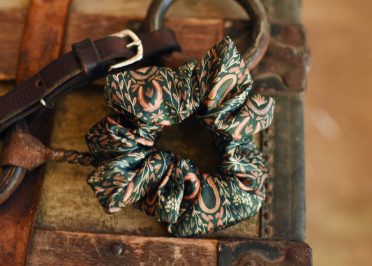 Tirzah Lane - Westerse Oogst Scrunchie Cowgirl Haaraccessoire