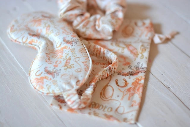 Tirzah Lane - Schlaf-Geschenkset Augenmaske + Scrunchie Rodeo