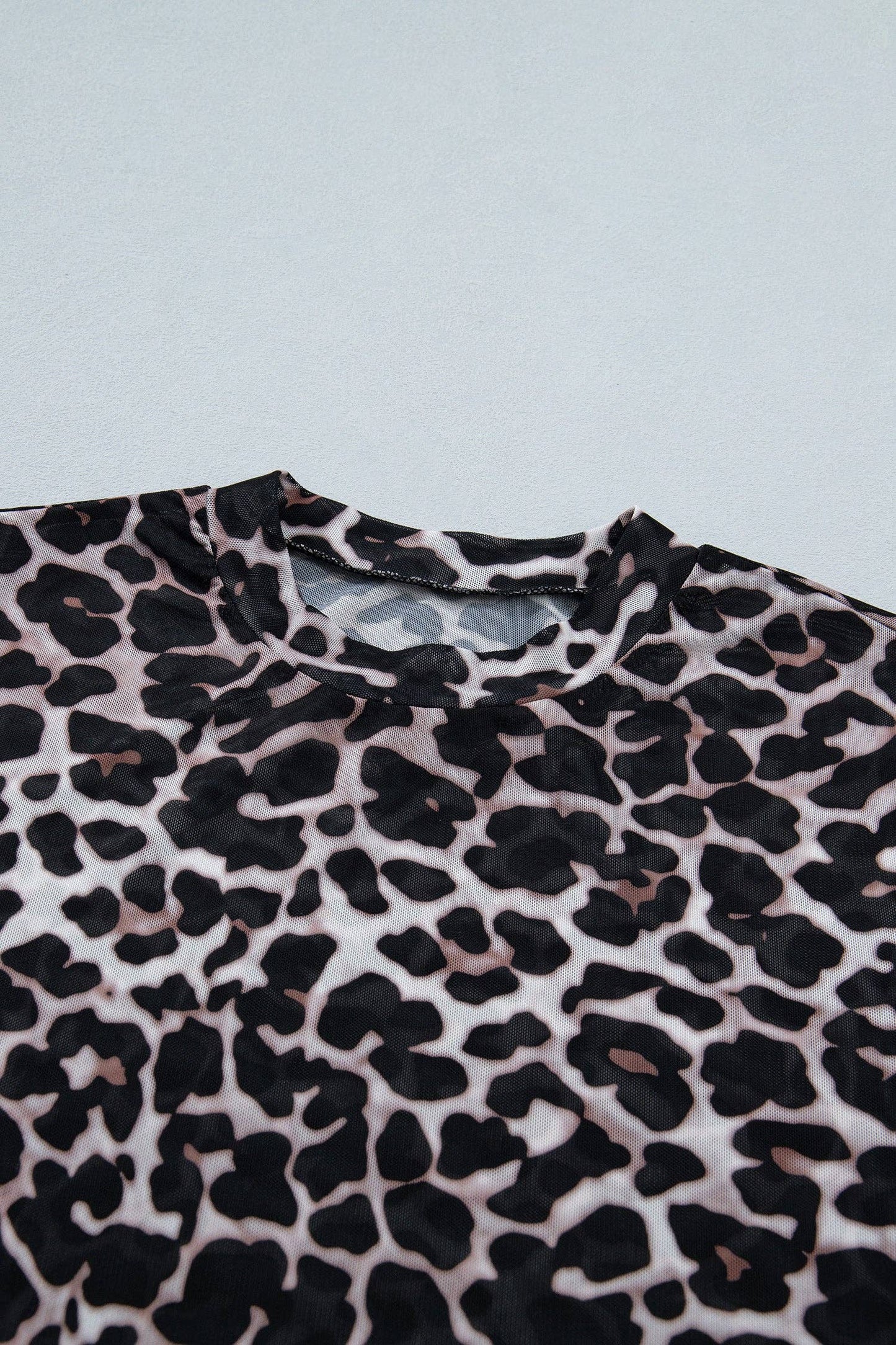 Pretty Bash - Kurzärmliges Netztop mit Leopardenmuster