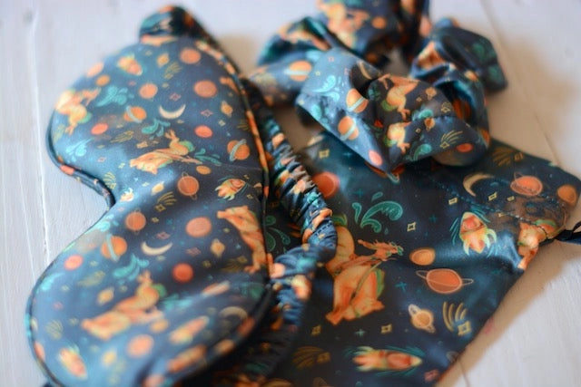 Tirzah Lane - Schlaf-Geschenkset Augenmaske + Scrunchie Cosmic Cowboy