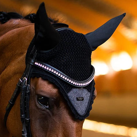 Equestrian Stockholm - Core Collection - All Black Glimmer Ear Bonnet oornetje