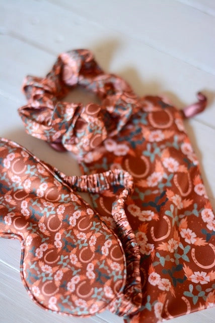 Tirzah Lane - Schlaf-Geschenkset Augenmaske + Scrunchie Western