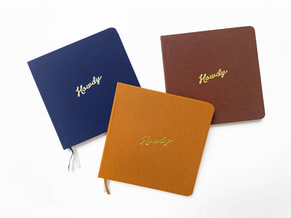 Portmanteau - Quaderno quadrato in lino con rilievo Howdy in foglia oro